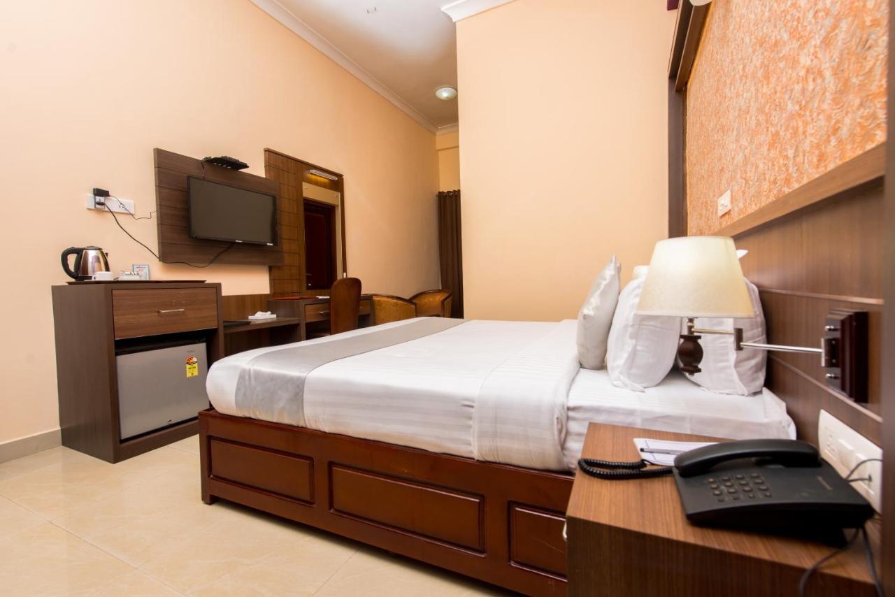 Kallada Golden Hotel Thrissur Buitenkant foto